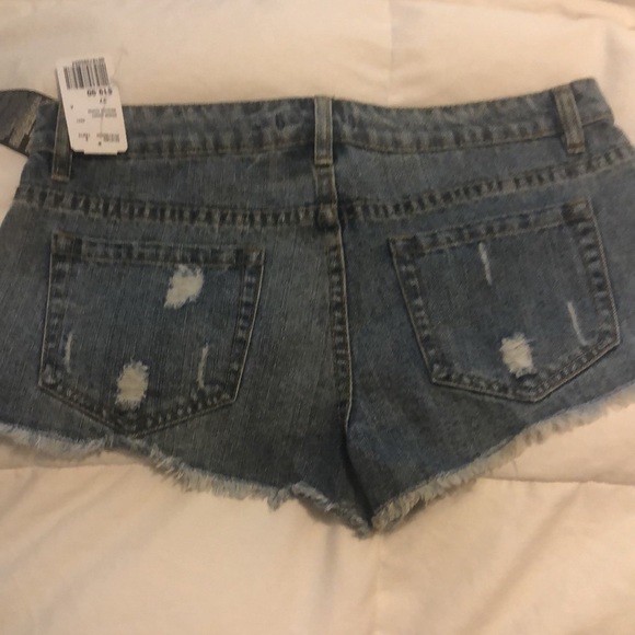 New Forever 21 distressed denim shorts w/ fray hem - Picture 2 of 4